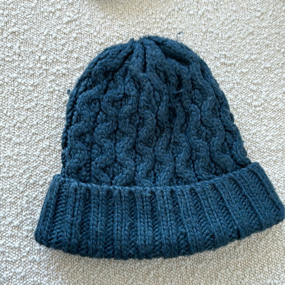 Aritzia knit hat